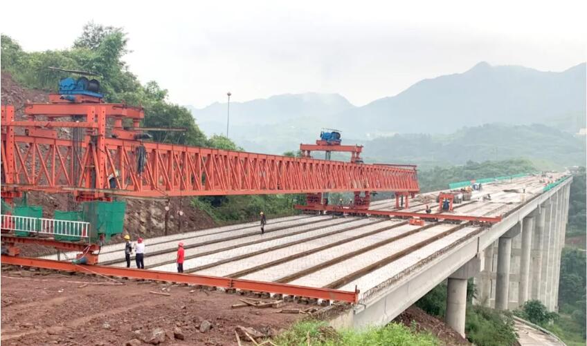 中國(guó)政府網(wǎng)：中交一公局集團(tuán)承建的合川至長(zhǎng)壽高速石船互通雞鳳灣大橋預(yù)制T梁架設(shè)完成                                                                                                                                         