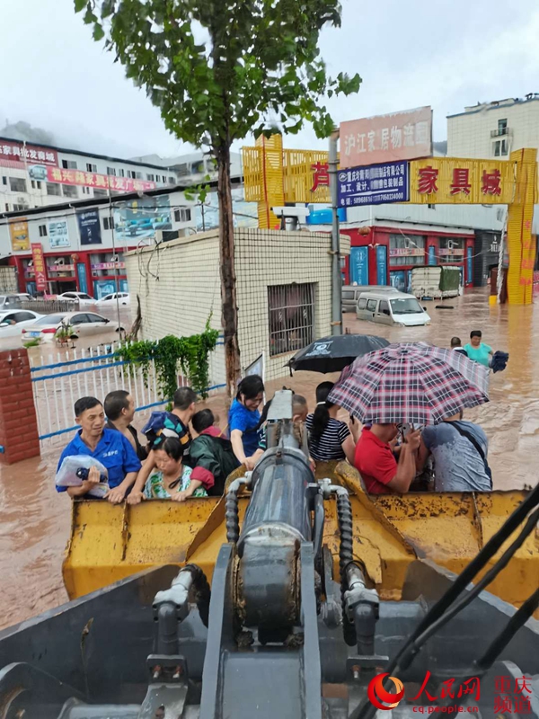 人民網(wǎng)報(bào)道：“我們是附近修路的央企，莫慌！”                                                                                                                                                                                             