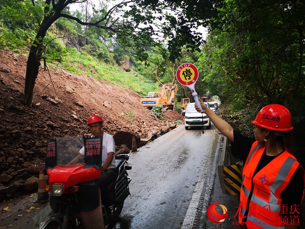 人民網(wǎng)報(bào)道:中交一公局三公司緊急搶通國道318線萬州段