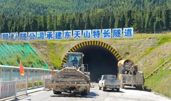 已掘進(jìn)8.3公里!全長(zhǎng)11.77公里的東天山特長(zhǎng)隧道建設(shè)進(jìn)展順利 已掘進(jìn)8.3公里!全長(zhǎng)11.77公里的東天山特長(zhǎng)隧道建設(shè)進(jìn)展順利